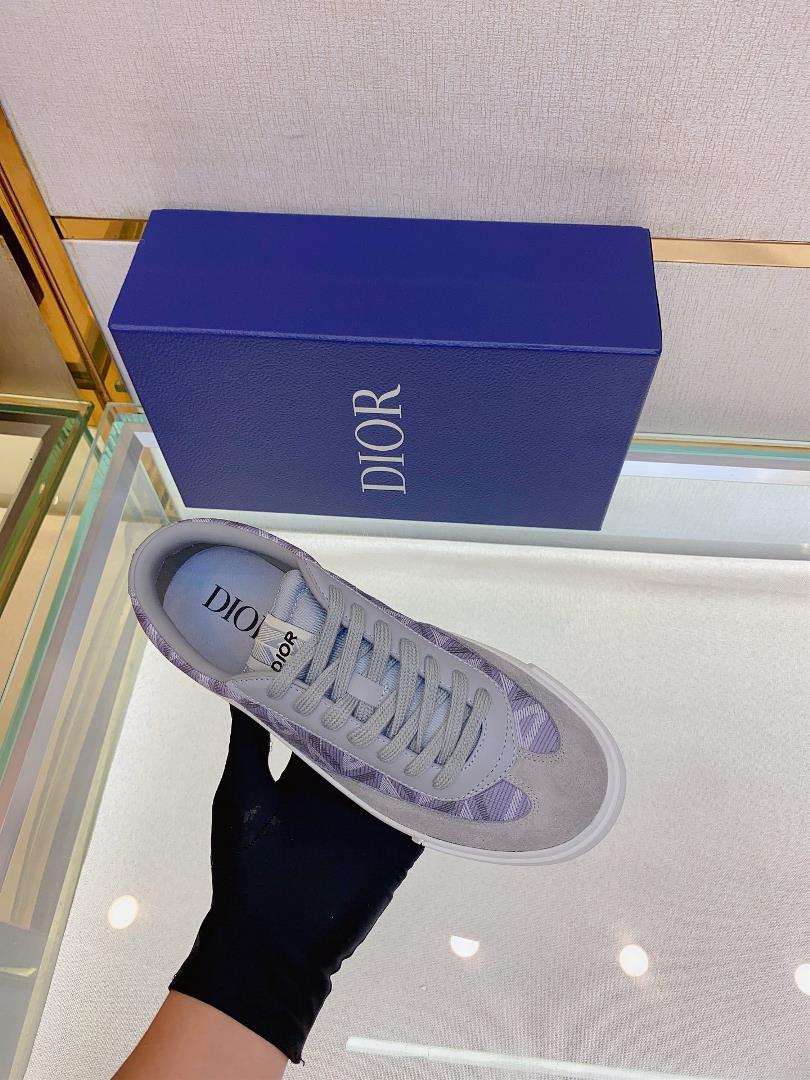 The Dior B101 low cut casual sports shoe is meticulously crafted with cowhide stitching on