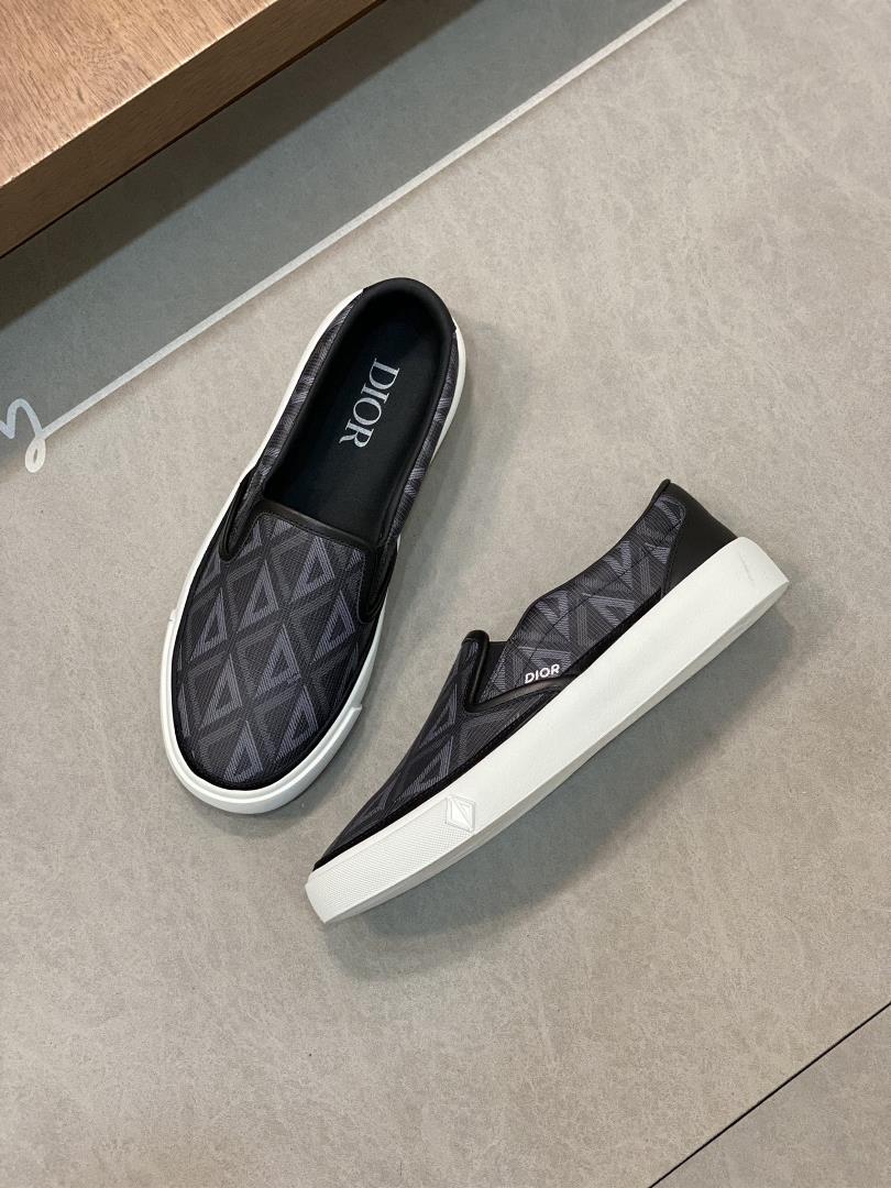 dior new Jagga Runner low top sneaker features a variety of materials and contrasting colo