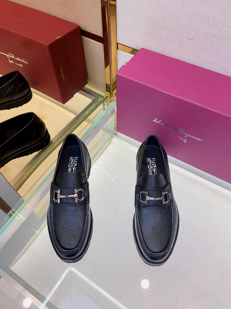 Ferragams mens leather shoesCollection design symbols are interpreted flexibly through modern tech