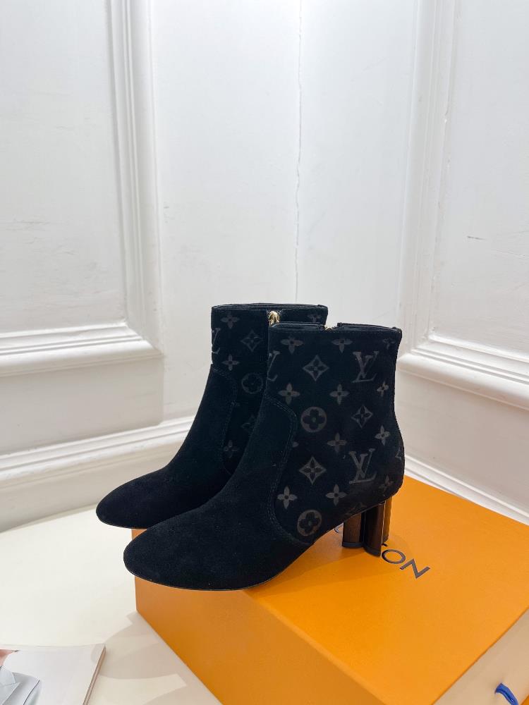 LV Louis Vuitton 2023 AutumnWinter New Premium Edition The latest flagship product of the counter is plum blossom heel embossed short boots which ar