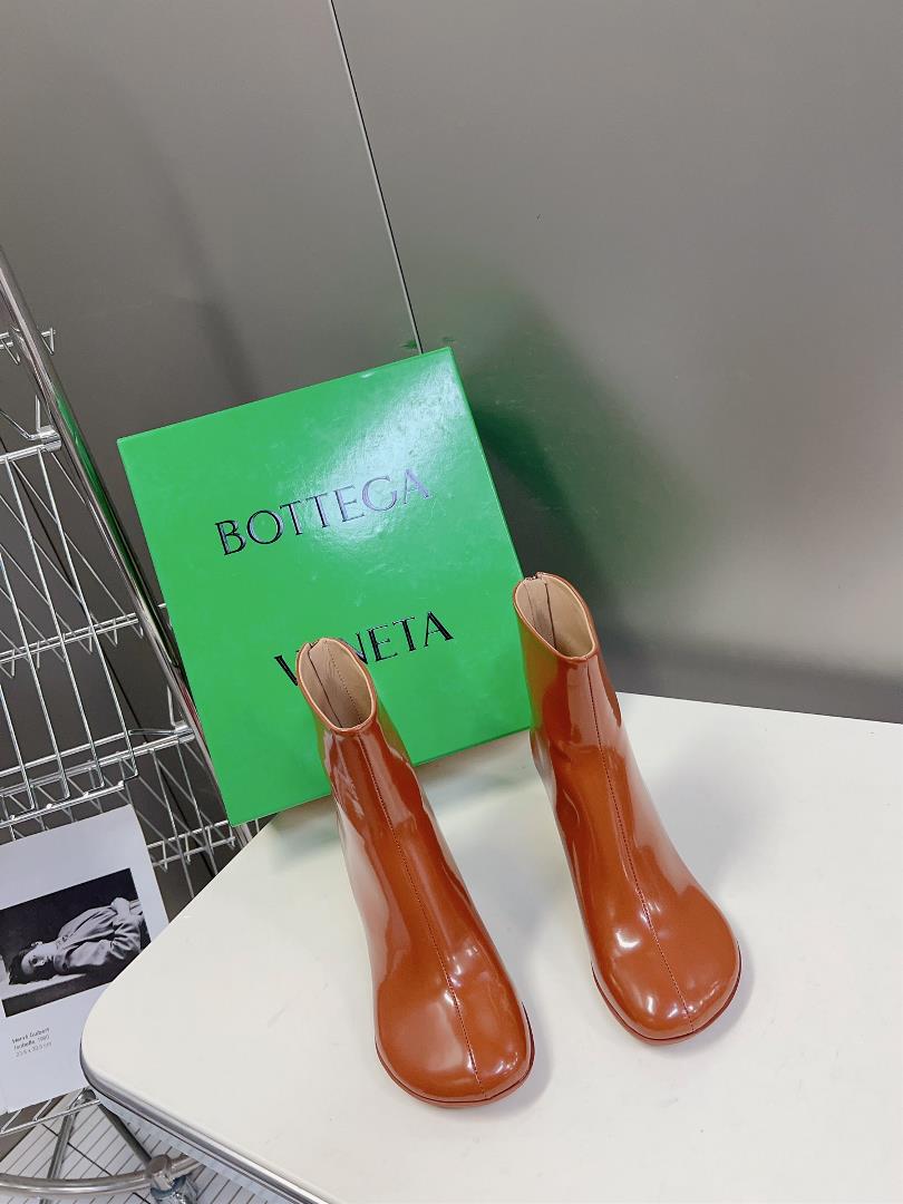 BOTTEGA VENETA Round Heel Open Edge Red Ankle Boots This round head wide flat streamlined