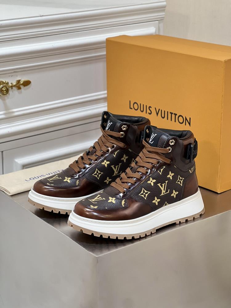 The new LouiV highend mens autumn and winter casual high top bootsImported top layer cowhide is selected with manual coloring process lined colla