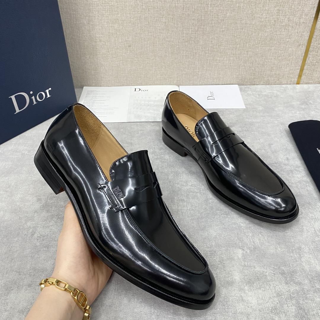 The official price of DIO TIMELESS  This Slipon shoe reflect classic elegance Made of b