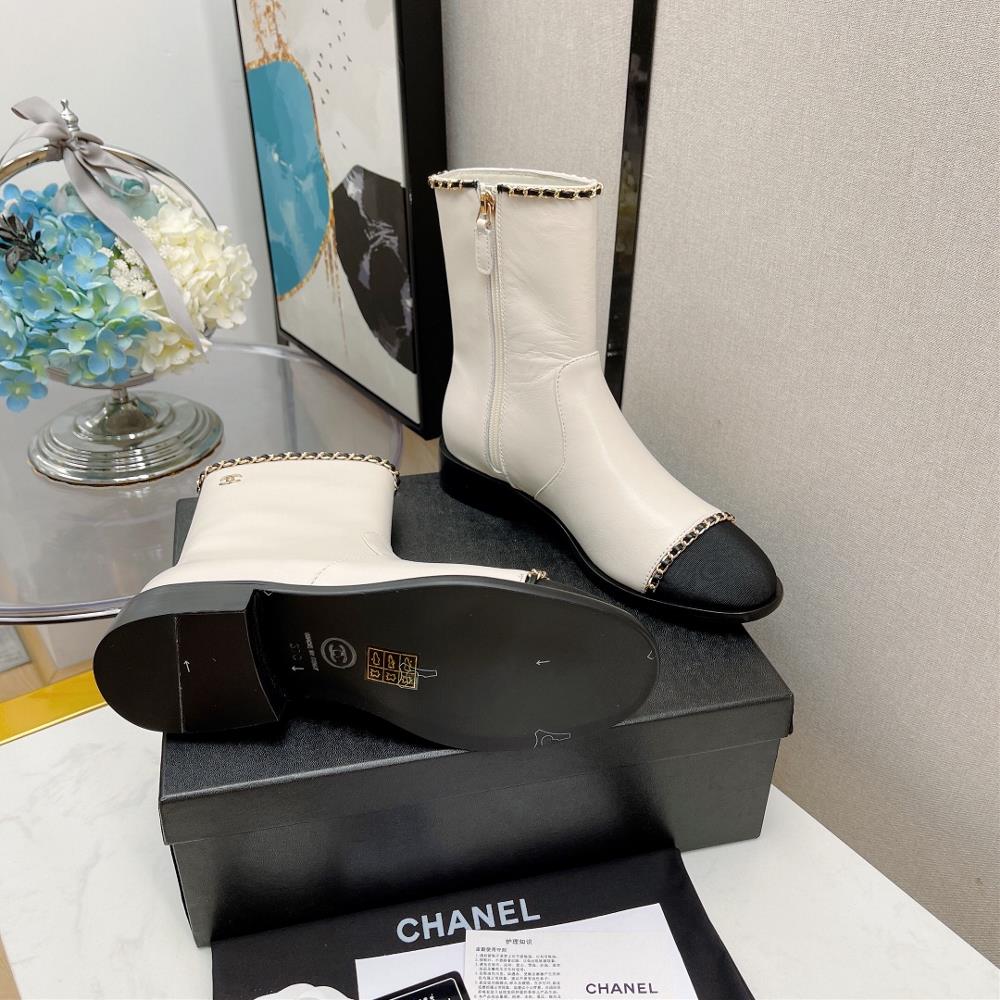 Original development of the latest chanel chain boots series at the Chanel counter in autu