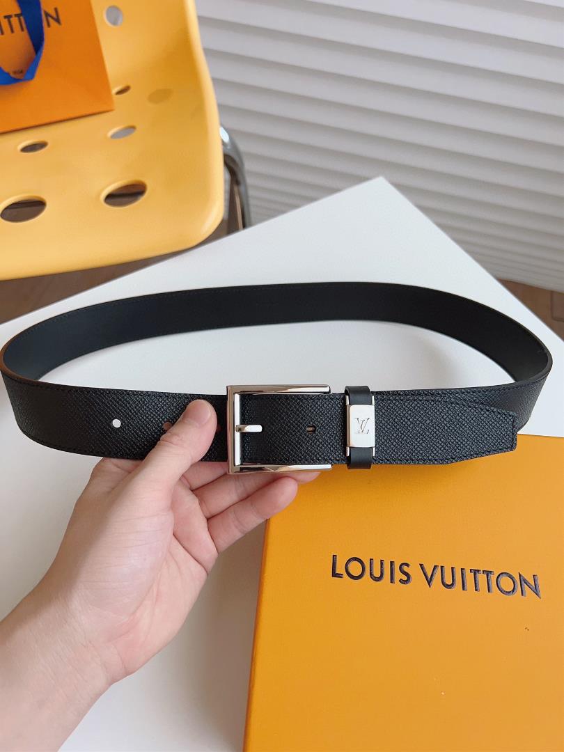 The LV CITY PIN waistband outlines smooth lines in a classic style exuding a calm busines