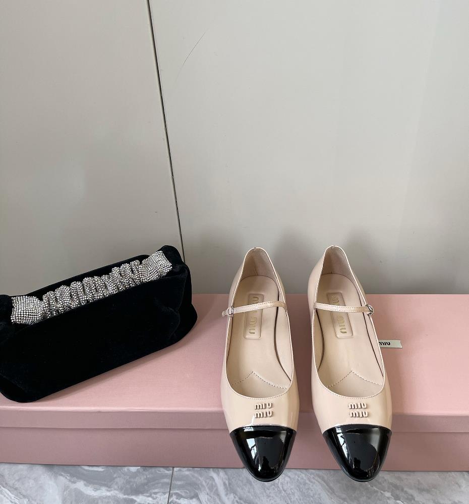 MIU MIU 24 Early Spring New Line Mary Jane Single Shoe SeriesZhang Yuanyings holiday collection of single shoes has appeared on the covers of major f