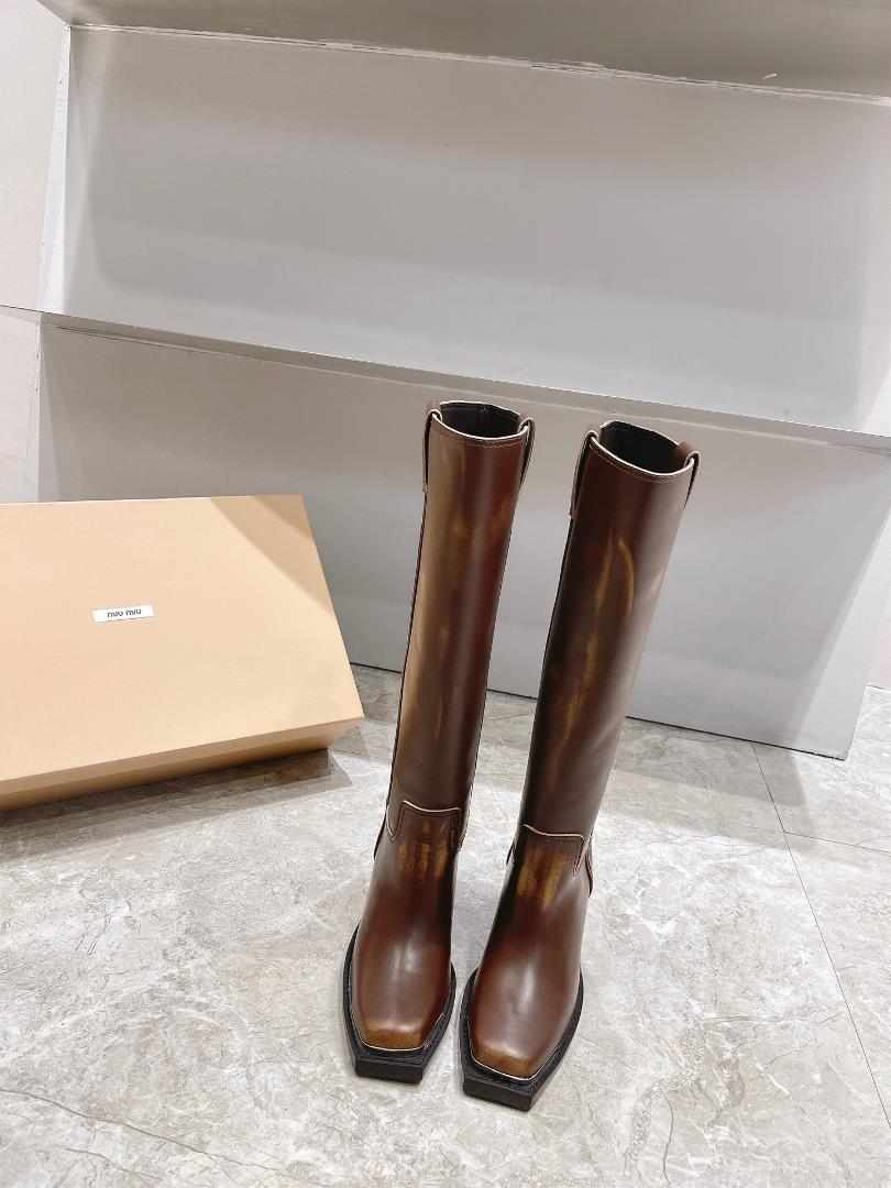 Introducing retro and trendy long boots in the Miumi 2023 AutumnWinter collectionThe toe of the sho