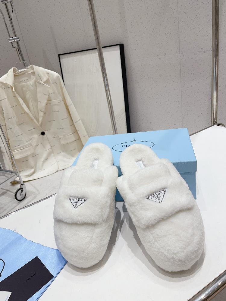 Prada Autumn and Winter Plush Slippers series is perfect for each style and color of the