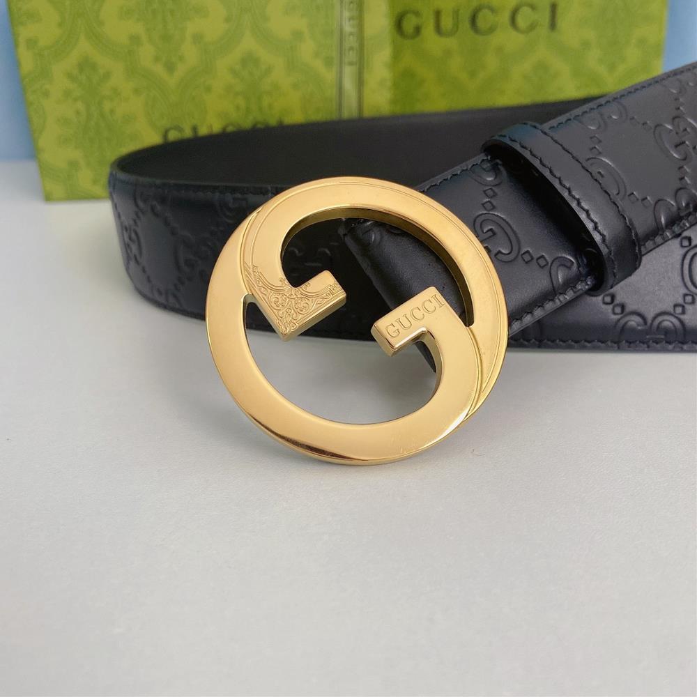 The embossed steel buckle meticulously engraved with the Gucci logo serves as a striking