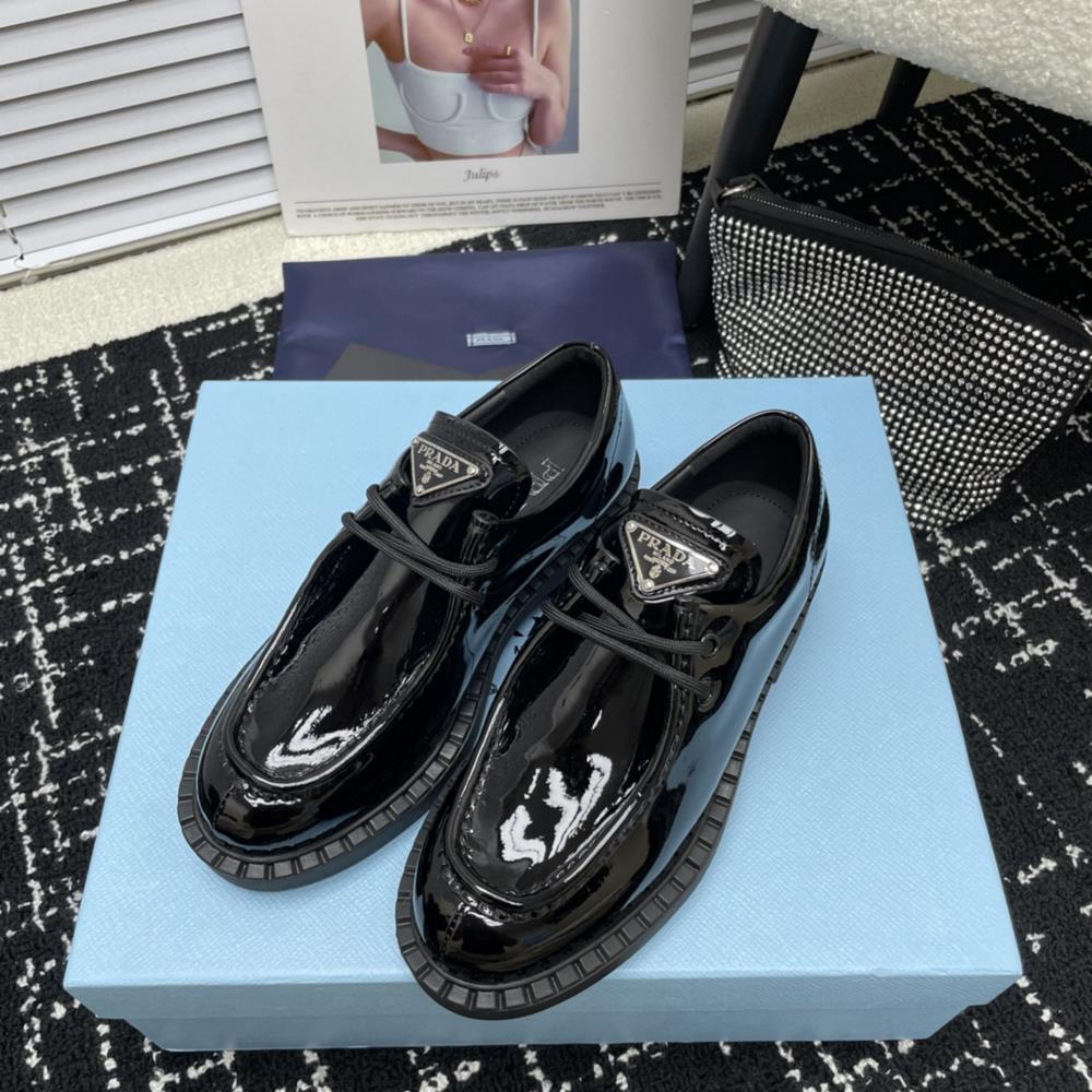 Upgraded factory PRADAs 2023 AutumnWinter runway show is popular on the internet with the same thick sole Lefu shoes The Dream City Prada can be use