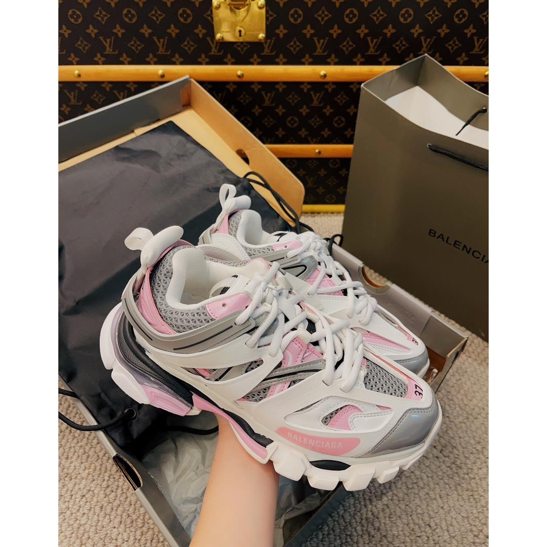 Balenciagas latest color schemeBe a peach girlthree thousand five hundred and fortyfour