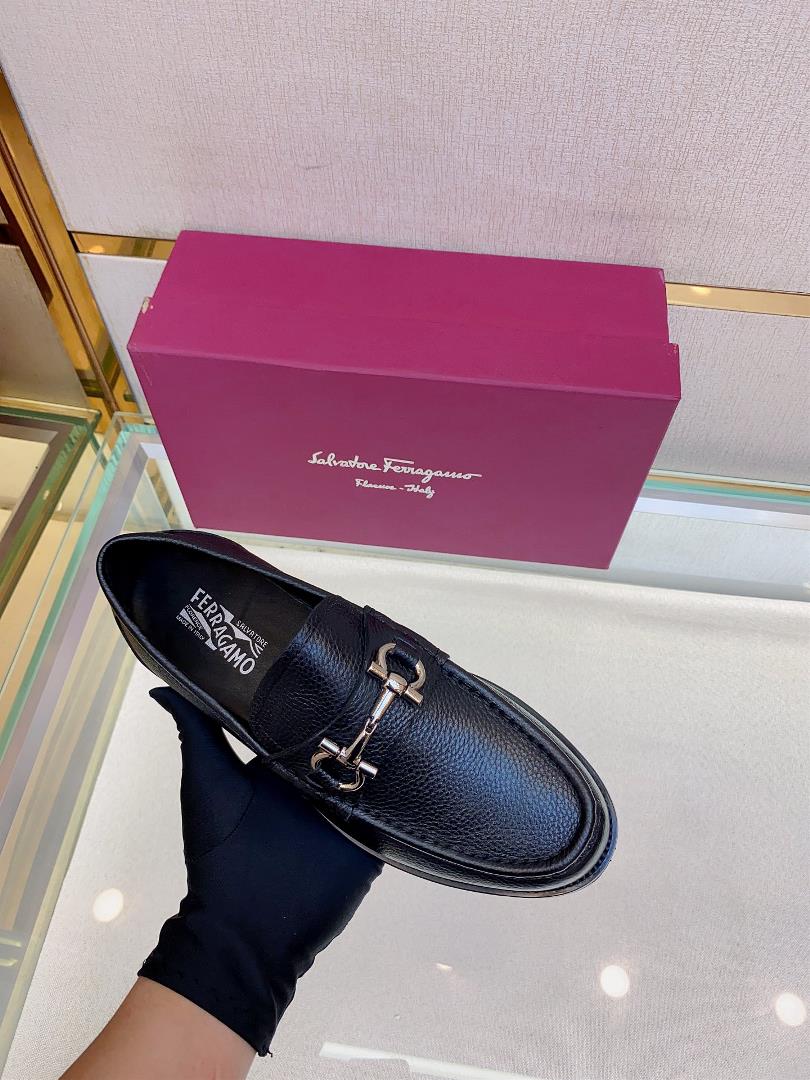 Ferragams mens leather shoesCollection design symbols are interpreted flexibly through modern 