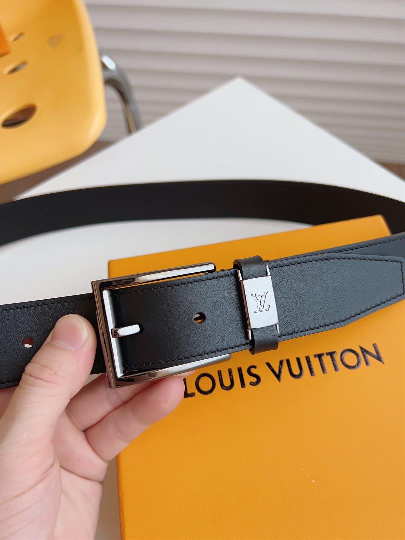 The LV CITY PIN waistband outlines smooth lines in a classic style exuding a calm busines