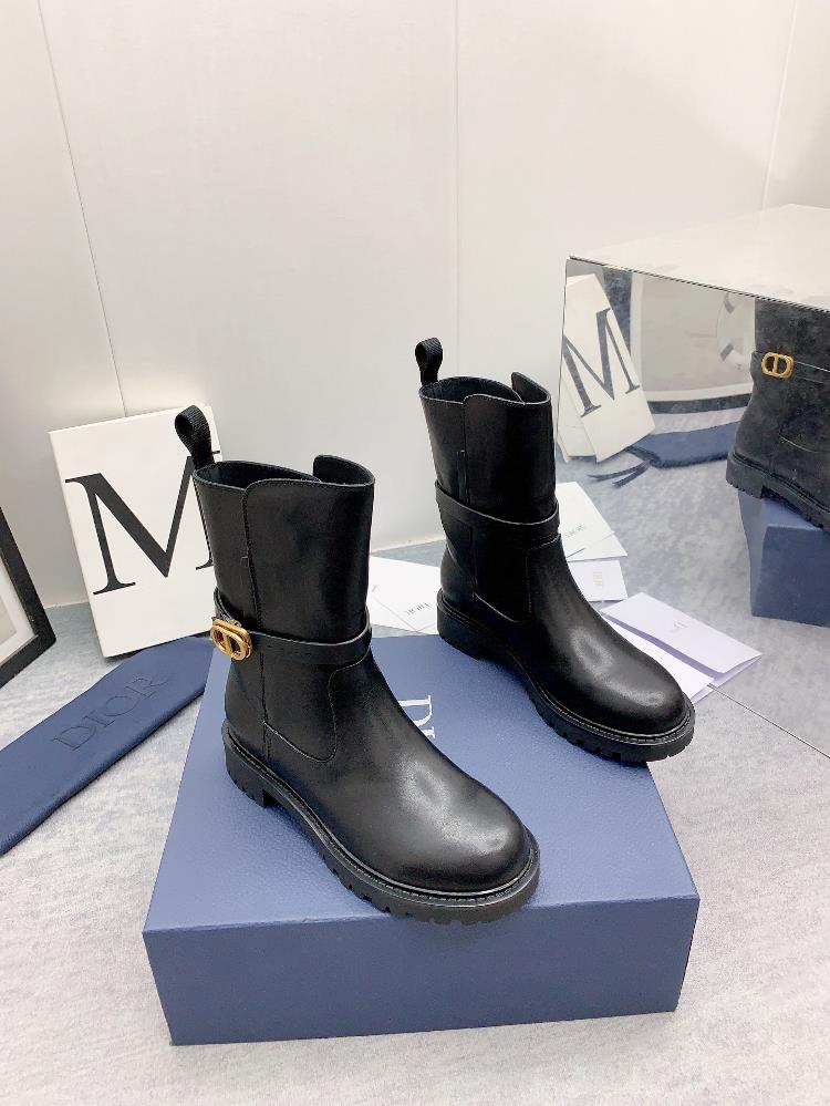 On the other hand the snow boots from Dior are a true statement piece With their bold lo