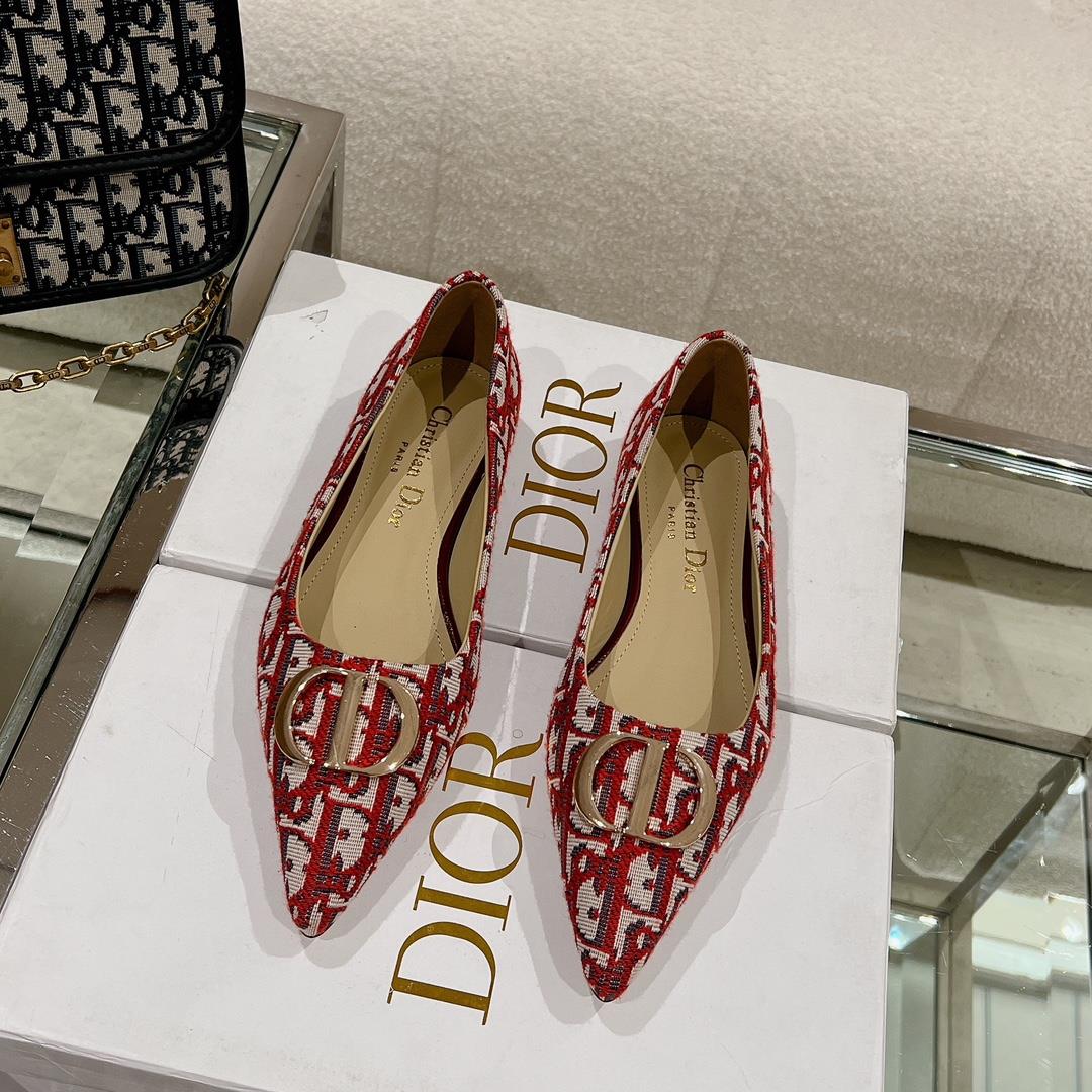 new arrival Dior Early Spring New Pointed Flat ShoesThe small pointed end paired with a CD buckle is