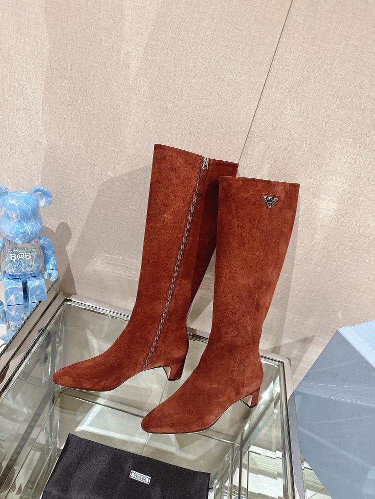 The first thing that caught my attention about these boots is the triangle label It adds