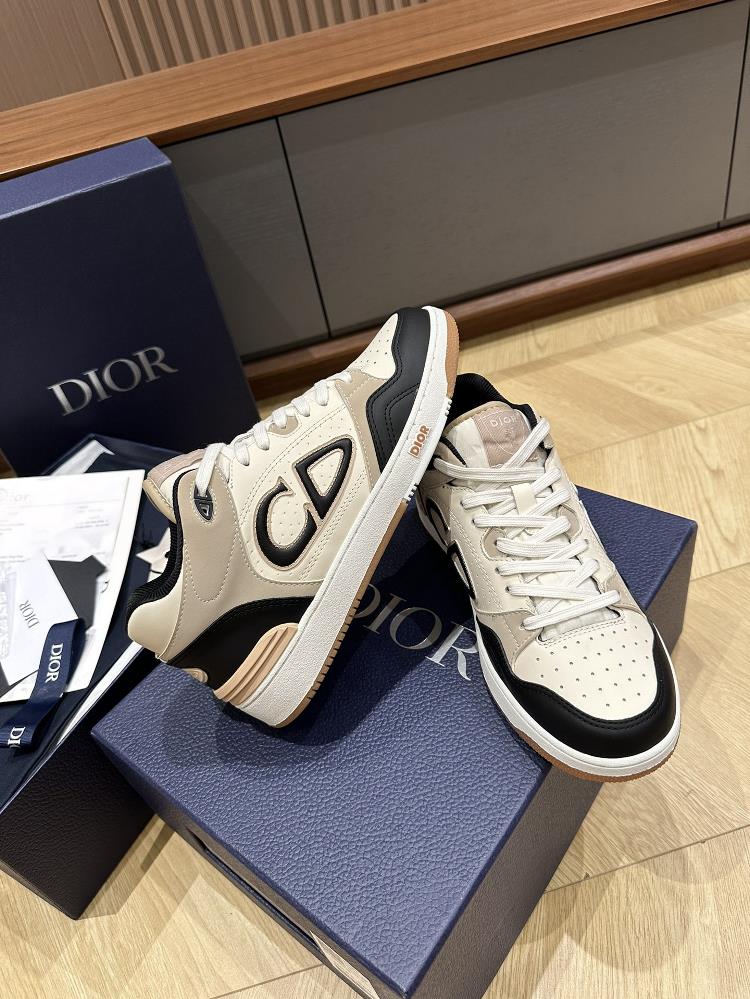 Moreover the design of the Dior Couple Skateboarding Shoes is both modern and stylish Th