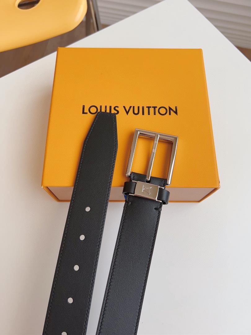 The LV CITY PIN waistband outlines smooth lines in a classic style exuding a calm busines