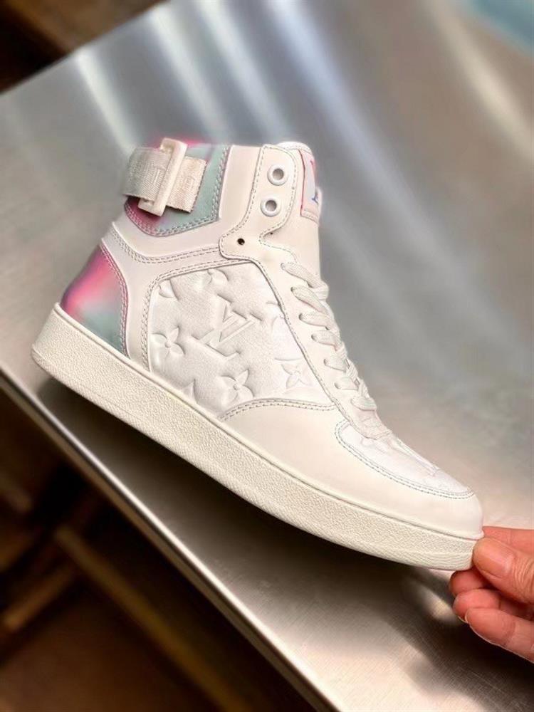 lv Rivoli High Top Sneakers with Top QualityThis sports shoe is made of embossed calf leat