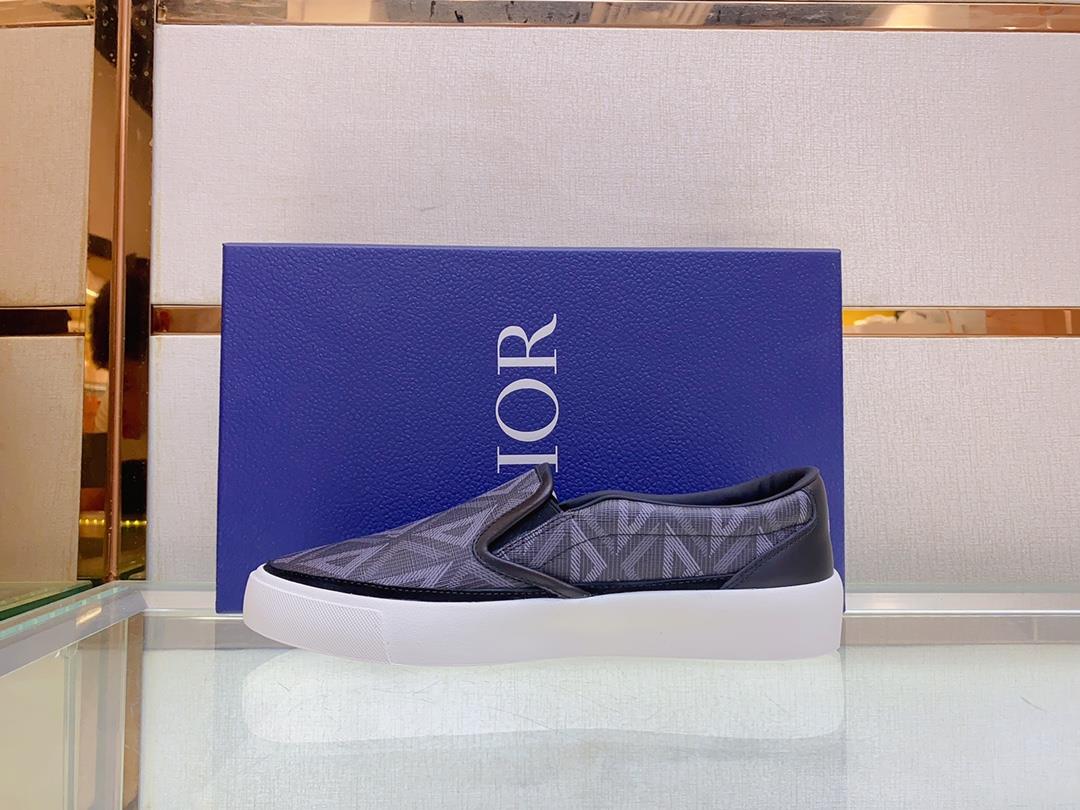 The Dior B101 low cut casual sports shoe is meticulously crafted with cowhide stitching on