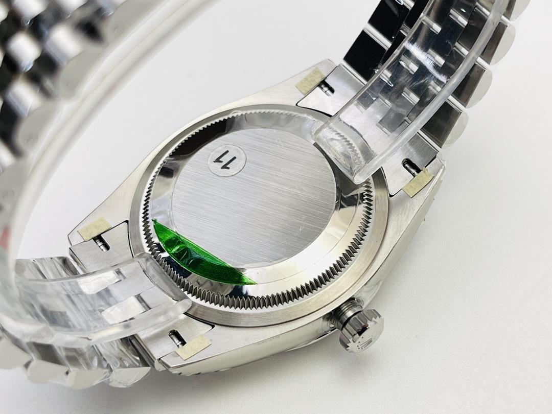 The latest model of VS Factory  is equipped with a 3235 movement a diameter of 36MM a lo