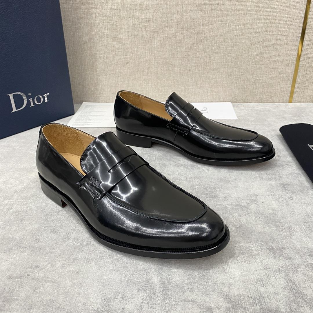 The official price of DIO TIMELESS  This Slipon shoe reflect classic elegance Made of b