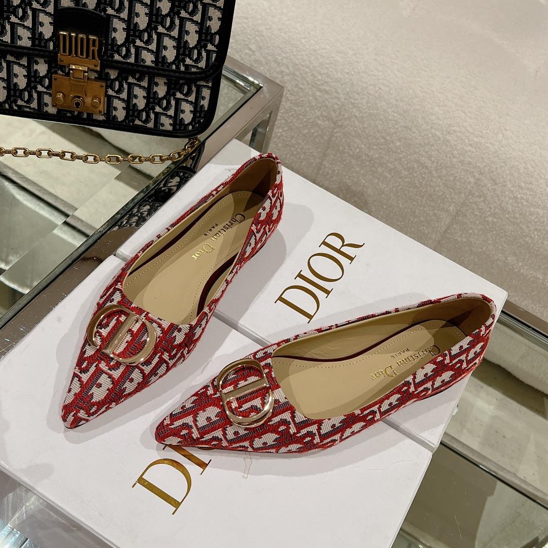 new arrival Dior Early Spring New Pointed Flat ShoesThe small pointed end paired with a CD buc