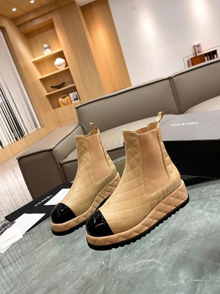 CHANEL Chanels Xiaoxiang 3 AutumnWinter series short boots are hot and new This season Xiaoxiangs popular style is really loved at a glance The