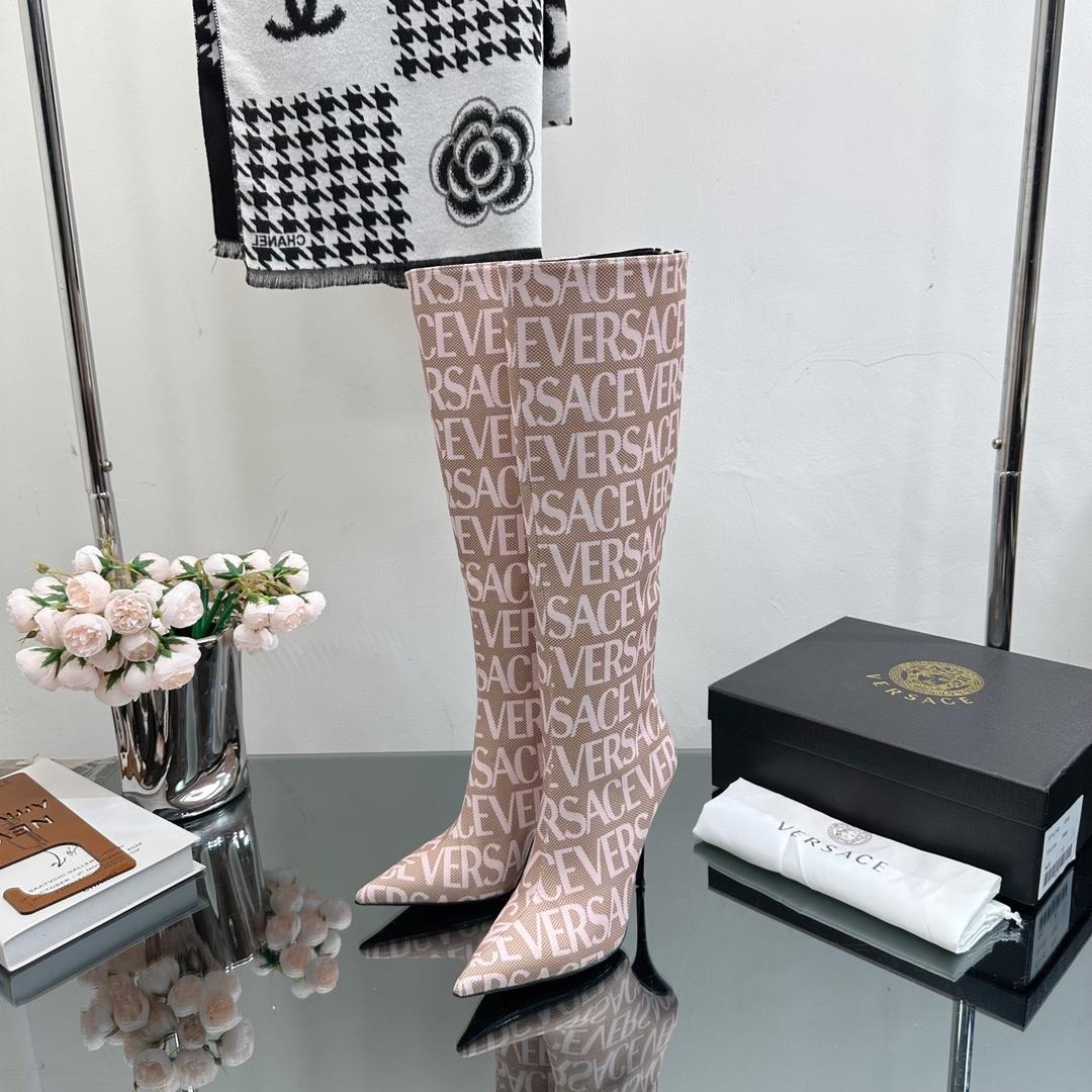 High version Versace SpringSummer 2023 new boots  The Milan runway features a simple and