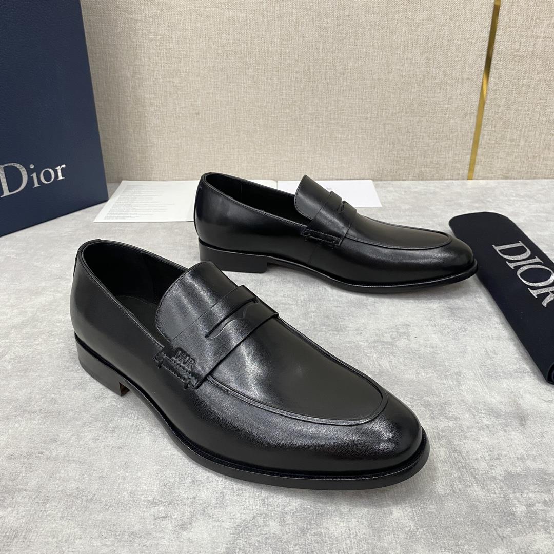 The official price of DIO TIMELES  This Slipon shoe reflect classic elegance Made of bl