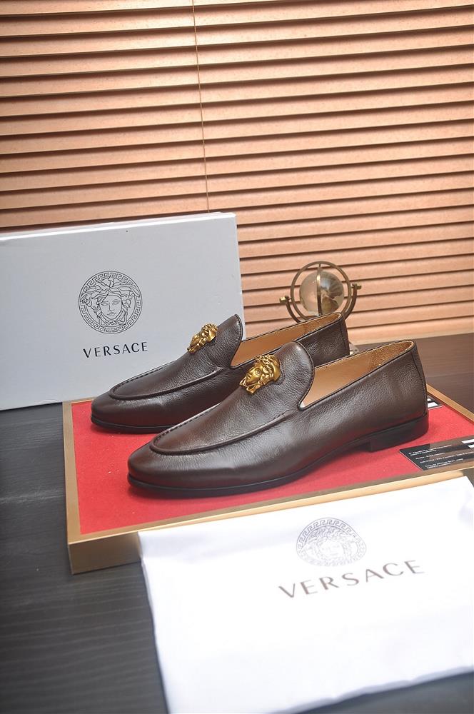 The Versace All Cow Lane Versace counter is launched simultaneously New mens shoes and fabrics are selected from imported cowhide and the original