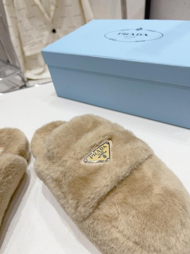 Prada Autumn and Winter Plush Slippers series is perfect for each style and color of the