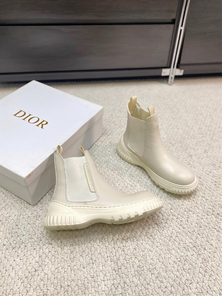 Dior Racer The new ankle boots from autumn and winter combine classic styling with modern style creating a unique style Designed in a Chelsea short