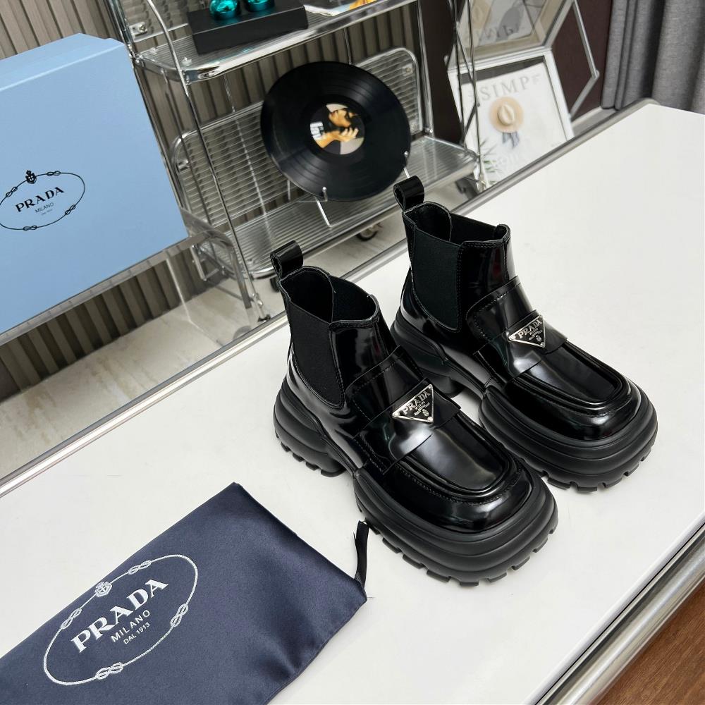 Factory price Pradas new thick sole design features luxurious and comfortable upper legs instantly increasing in height The material is an imported