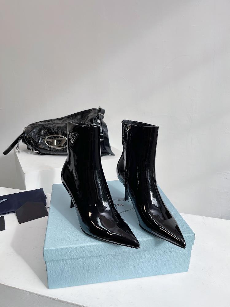 Prada AutumnWinter New Triangle Standard Fine Heel Side Zipper Pointed Short Boots The fabric is made of imported cowhide highgrade dyed sheepski