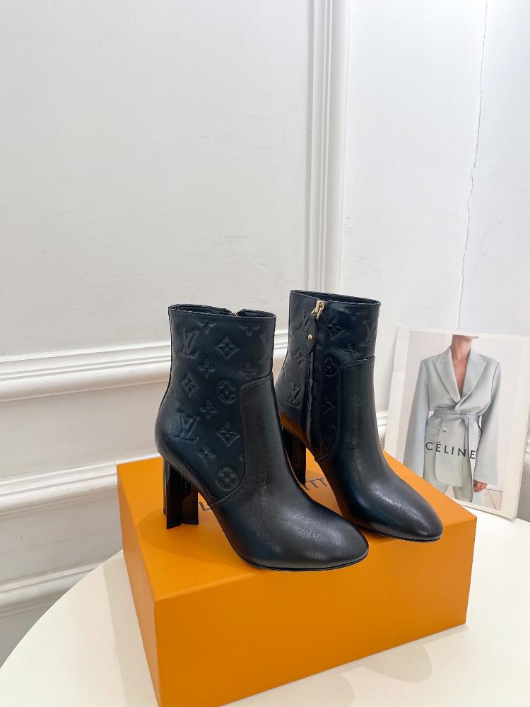 LV Louis Vuitton2023 AutumnWinter New Premium EditionThe latest flagship product of the counter is plum blossom heel embossed short boots which are