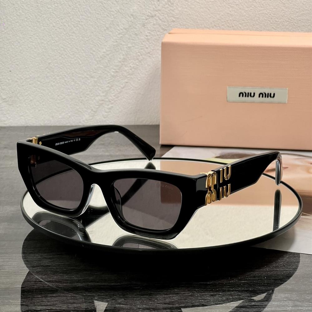 High Edition Large Logo Non Market CurrencyM Sunglasses cool and cute I like them very mu