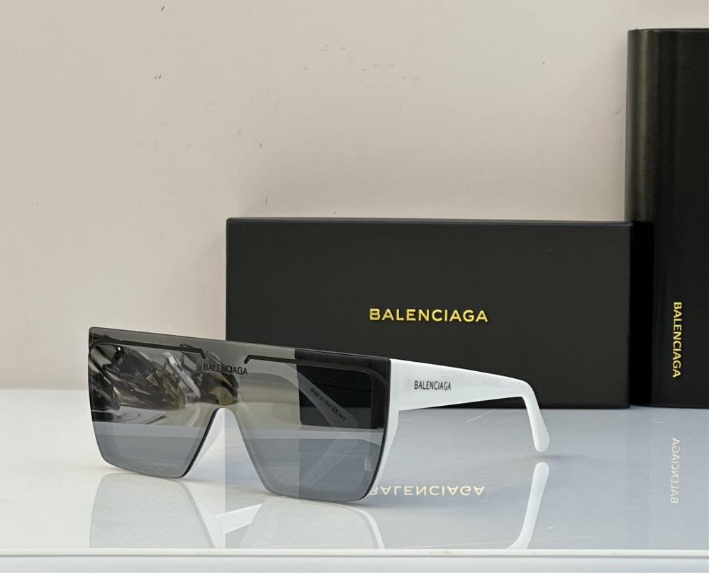 What sets the BB0008 apart from other glasses is its personalized touch BALENCIAGA unders