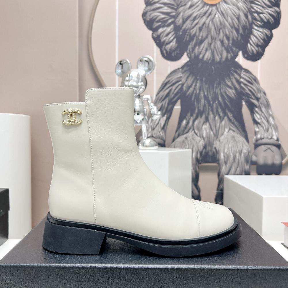 Factory toplevel versionCHANE Xiangjia 2023 vs AutumnWinter New Boot CollectionMetal buckle zipper short bootsThis new thick sole has a high exit ra