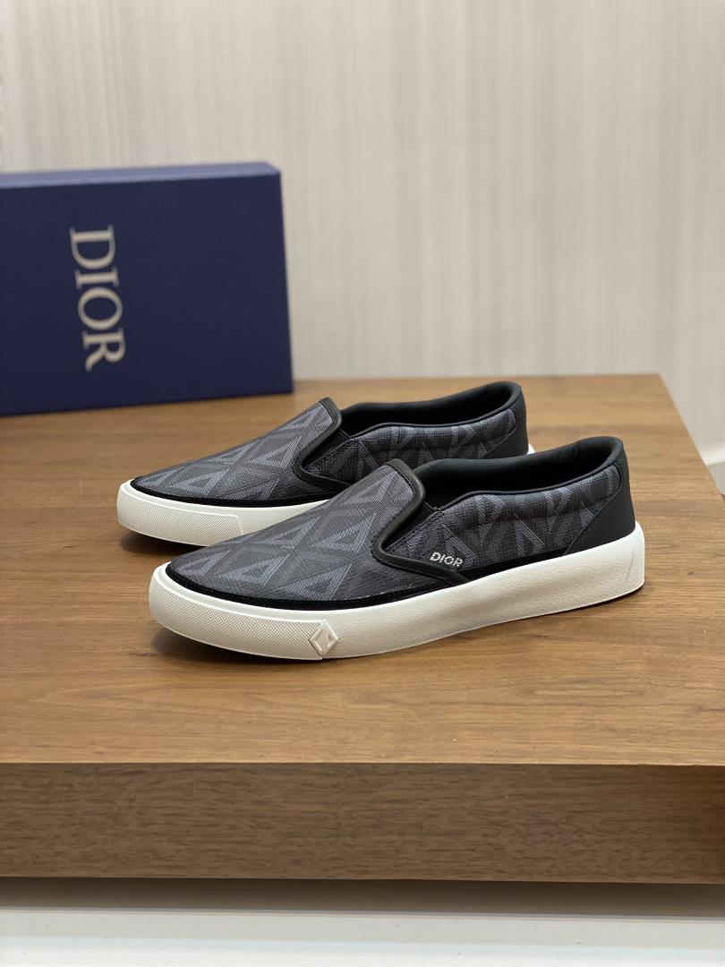 dior new Jagga Runner low top sneaker features a variety of materials and contrasting colo