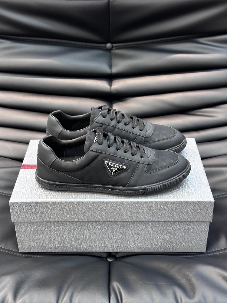 Prada mens highend boutique simple casual sports shoes made of leather and nylon create an unexpected texture contrast A unique design is crafte