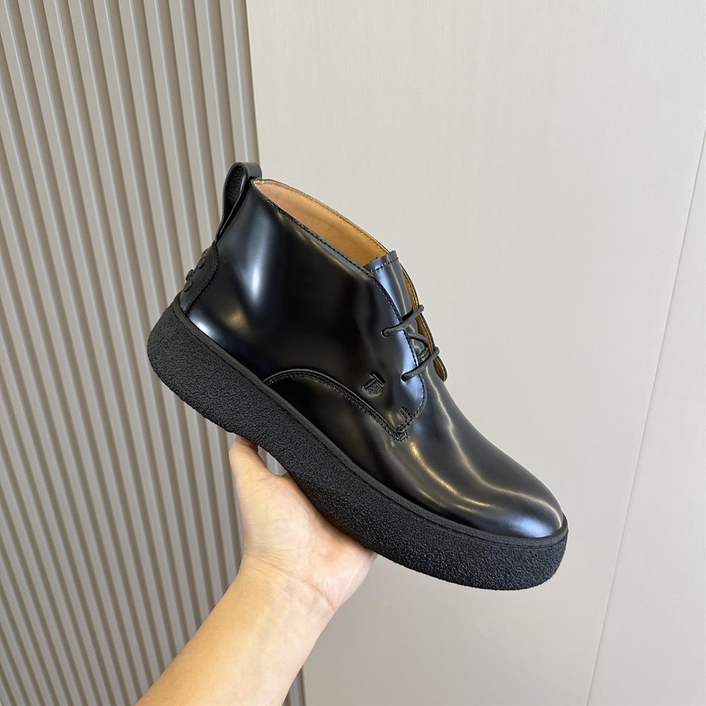 Overall Tods men shoes specifically their Chelsea Boot in imported cowhide material ha