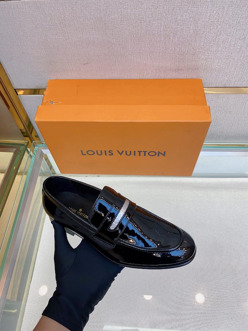 Lv brand  leather outsole SAINT GERMAN Slipon shoe This Slipon shoe leather shoes use imported