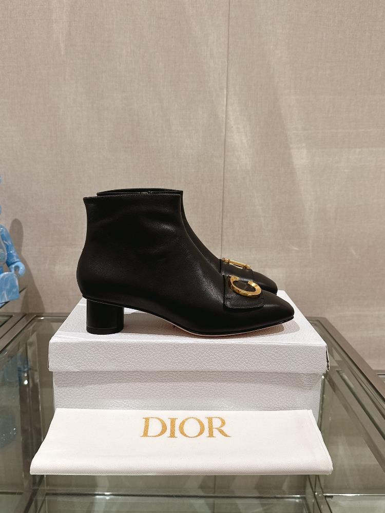 23Ss New CEST DIO Square Toe Short Boots Thick Heel Ankle Boots This Cest Dior heel and ankle boots are a new addition to the 2023 autumnwinter rea