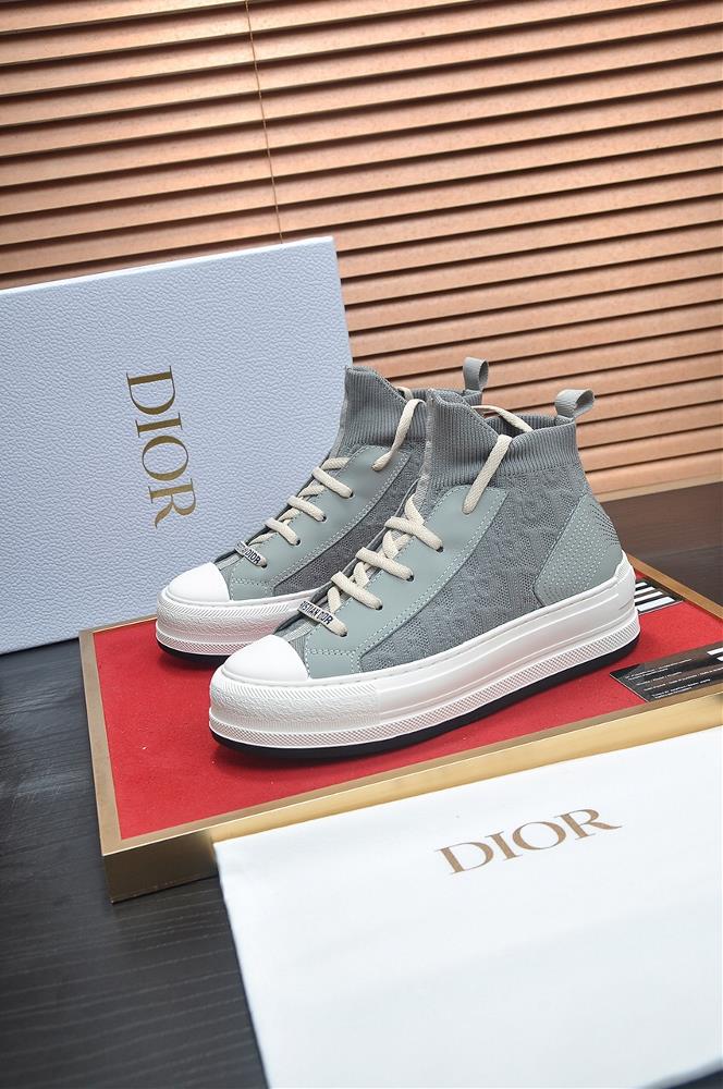 The Dior Walk nDior embroidered cotton couple casual shoes feature a thick texture white rubber sole and pure cotton embroidery on the upper to show