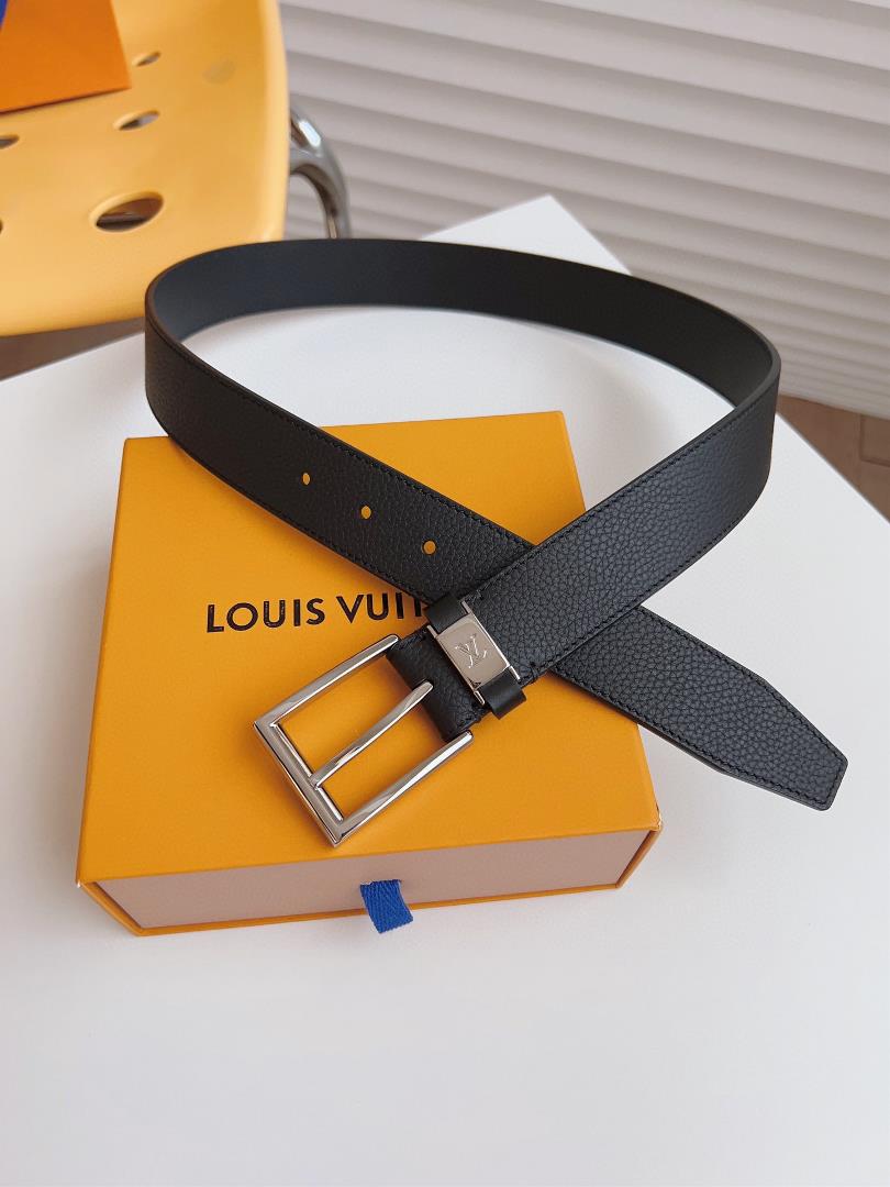 The LV CITY PIN waistband outlines smooth lines in a classic style exuding a calm busines