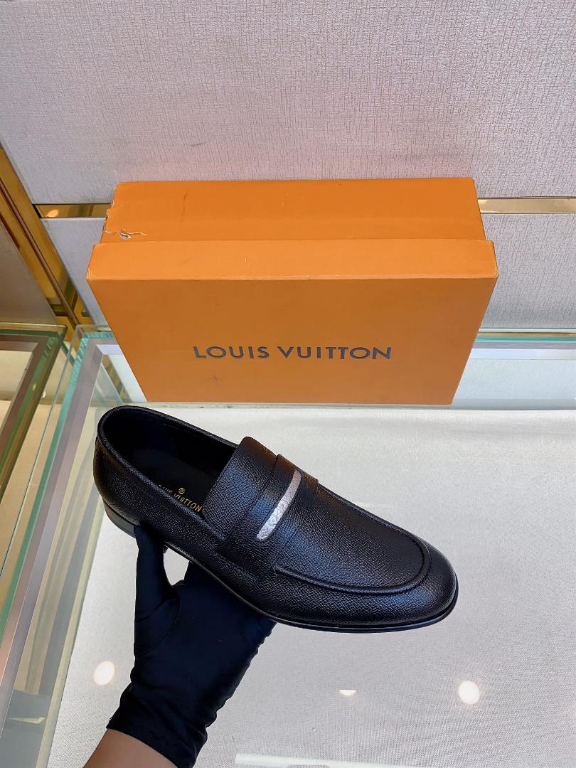 Lv brand  leather outsole SAINT GERMAN Slipon shoe This Slipon shoe leather shoes use imported