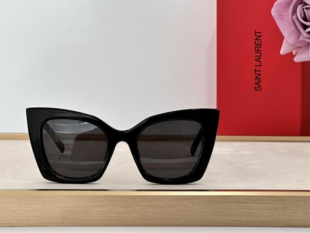 SS23 INS Little Red Book Fashion Anchors Favorite Big Frame SunglassesMinimalist stereo S