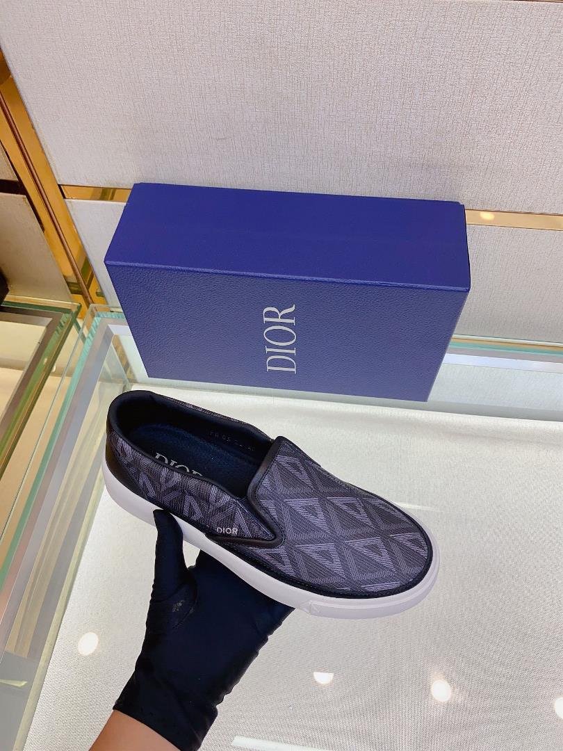 The Dior B101 low cut casual sports shoe is meticulously crafted with cowhide stitching on