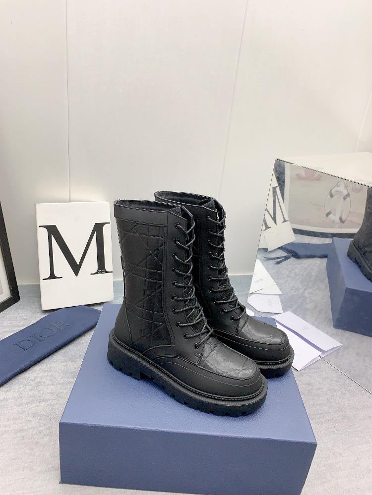 Factory produced leather lining fur lining higher versionThe adjustable strap of Diors new autumnwinter 2023 short boots features the CD logo showc